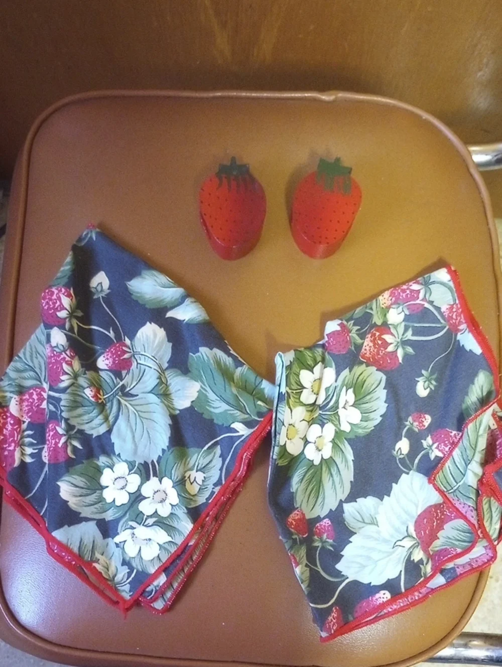 Strawberry Cloth Napkins & Napkin Ring Set. Red Green Black White Yellow
